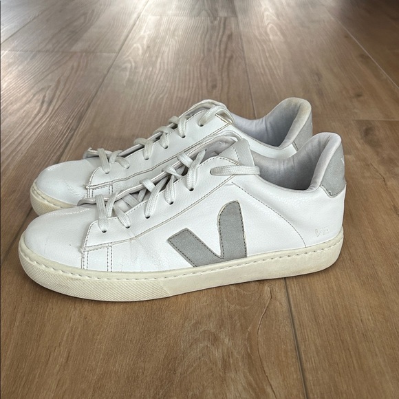 VEJA / VERT White & Gray Sustainable Sneakers - Picture 1 of 11